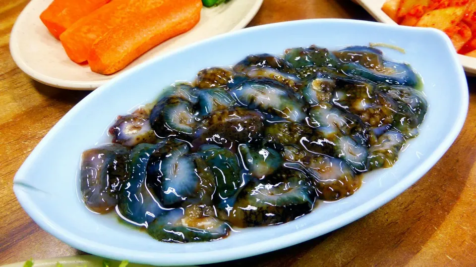 raw sea cucumber...not for the faint hearted.|steven z.y.さん