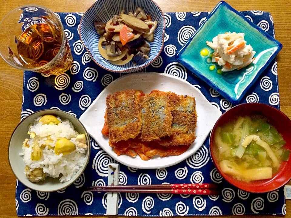 Snapdishの料理写真:9/16晩御飯
秋刀魚フライのトマトソース 根菜の煮物 蓮根チキンマヨ和え 栗ご飯 キャベツとお揚げの味噌汁|sayakaさん