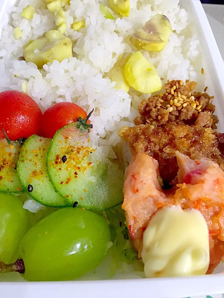 パパお弁当🍱  豚カツ  カニ爪蒲鉾 醤油マヨ  鶏そぼろ  ロザリアブランコ葡萄  ミニトマト  高山キュウリ漬け  栗ご飯|ch＊K*∀o(^^*)♪さん