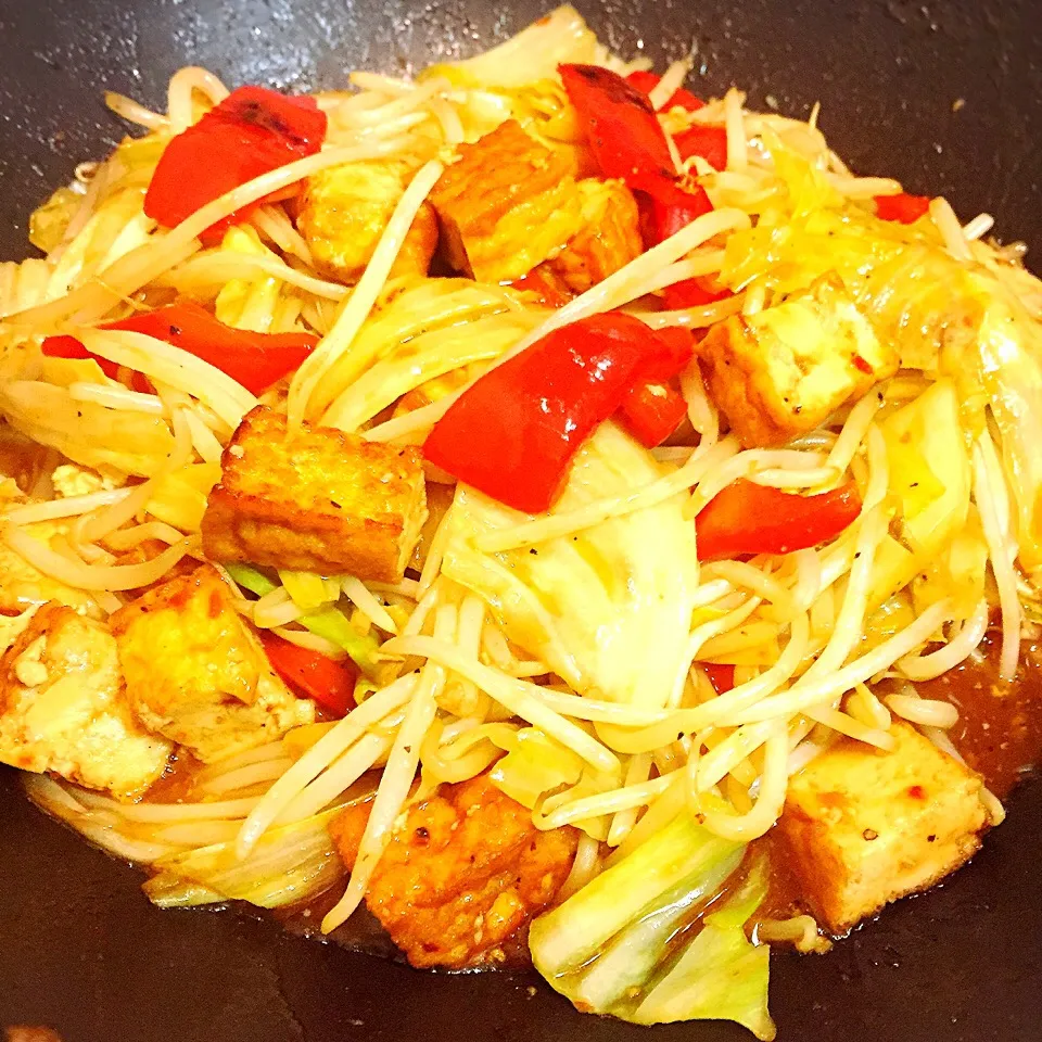 Snapdishの料理写真:Bean Sprout, Cabbage, Red Bellpepper and Tofu Stirfry|Laarni Nabongさん