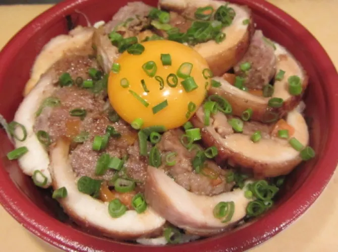 鶏もも肉のやわらかロール丼 #シェフごはん|シェフごはんさん