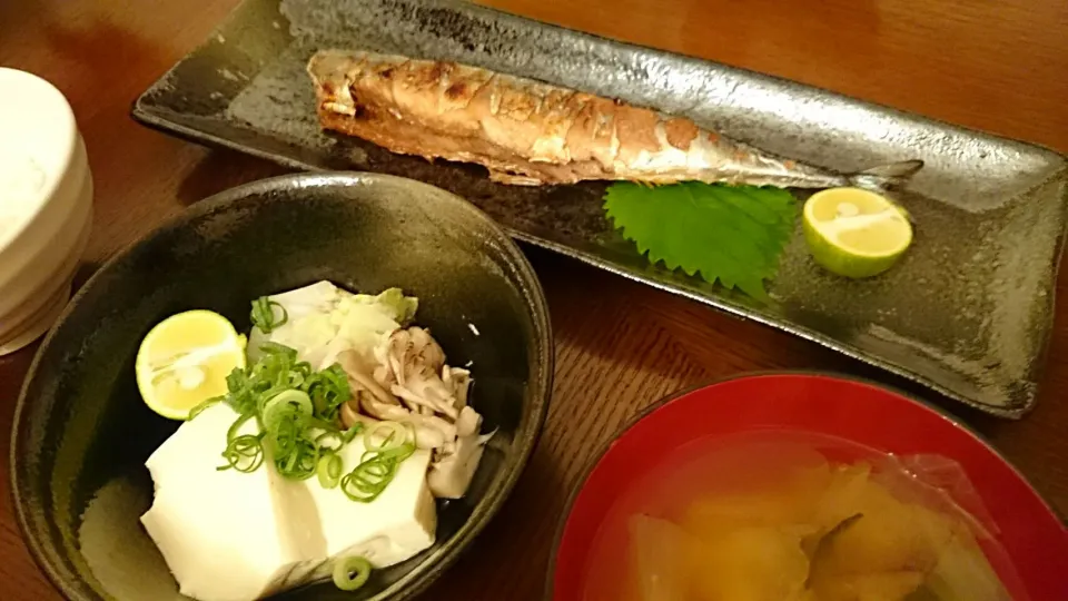 Snapdishの料理写真:秋刀魚の塩焼き、キャベツさつまいものお味噌汁、湯豆腐|アンジェさん