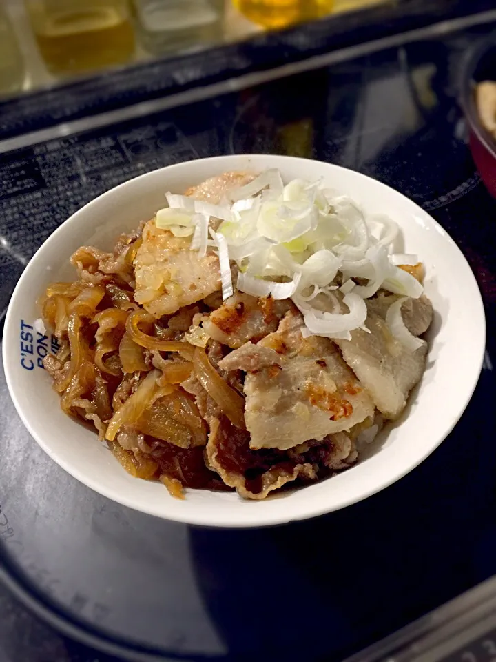 すき家風牛丼&松屋風豚カルビ丼⭐︎ハーフ&ハーフ|kumi shimokawaさん