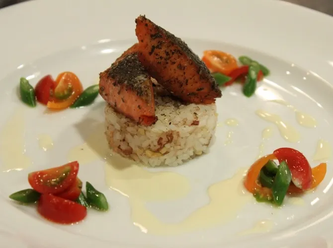 鰹節焼きおにぎりとサーモンの緑茶ソテー　鰹の香クリームソース #シェフごはん|シェフごはんさん