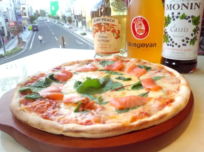 Snapdishの料理写真:自家製生地で作る！スモークサーモンのpizza #シェフごはん|シェフごはんさん