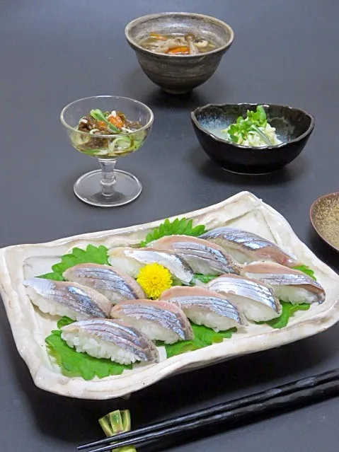 今晩は、秋刀魚にぎり寿司、切り干し大根の和え物、もずく酢 山芋 胡瓜、根菜スープ

今日は早朝から京都へ。仕事も遅くなるのが分かっていたので、夕べ秋刀魚を仕込んでおきました(^^)
酢ジメはいつものお酢にリンゴ酢を混ぜていつもと違う風味に仕立てて。
北海道にいる内の秋刀魚は、生で食べるにちょうどいい脂ぐあいです。

根|akazawa3さん