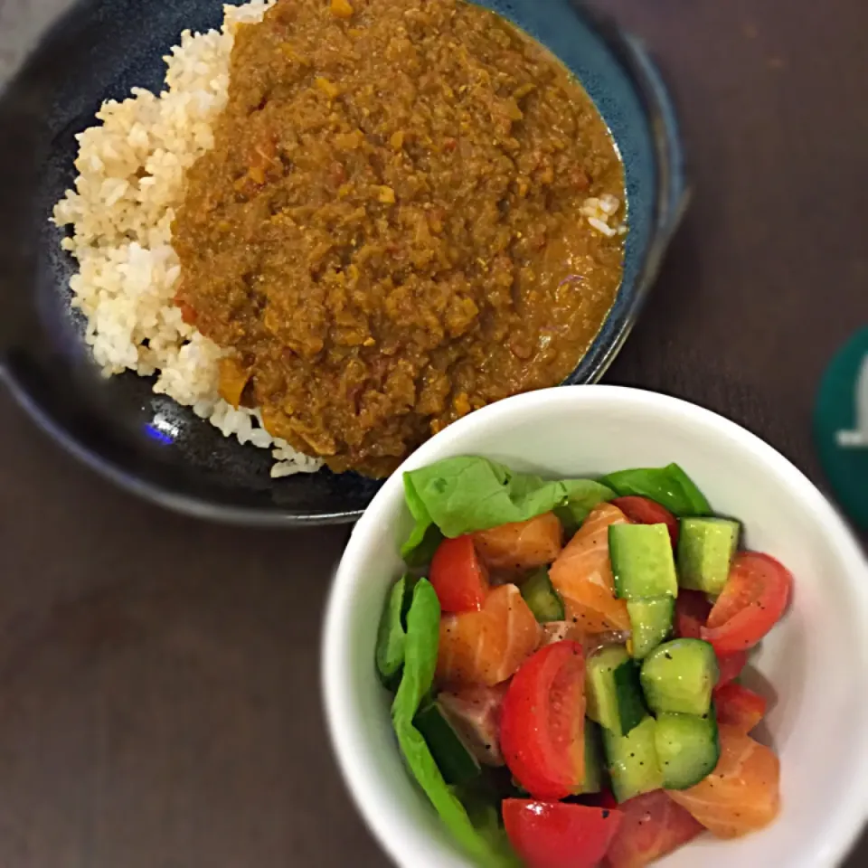 やみつきチキンカレーとごちそうサーモンのサラダ❤️|NanaMOさん