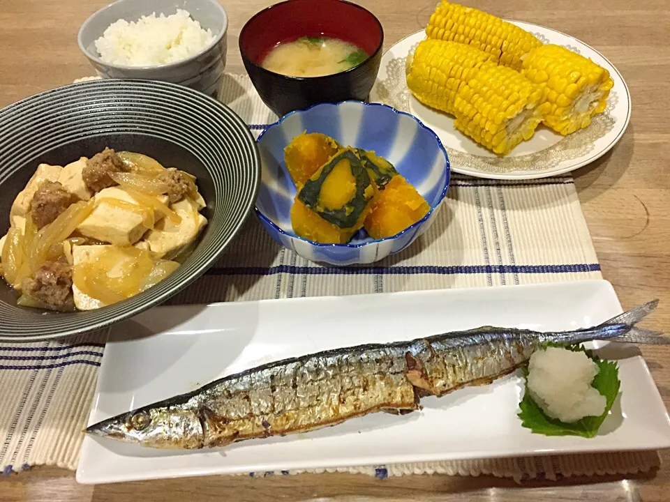 さんま塩焼き・豚ハンバーグで肉豆腐・かぼちゃ煮・とうもろこし・エリンギの味噌汁|まーままさん