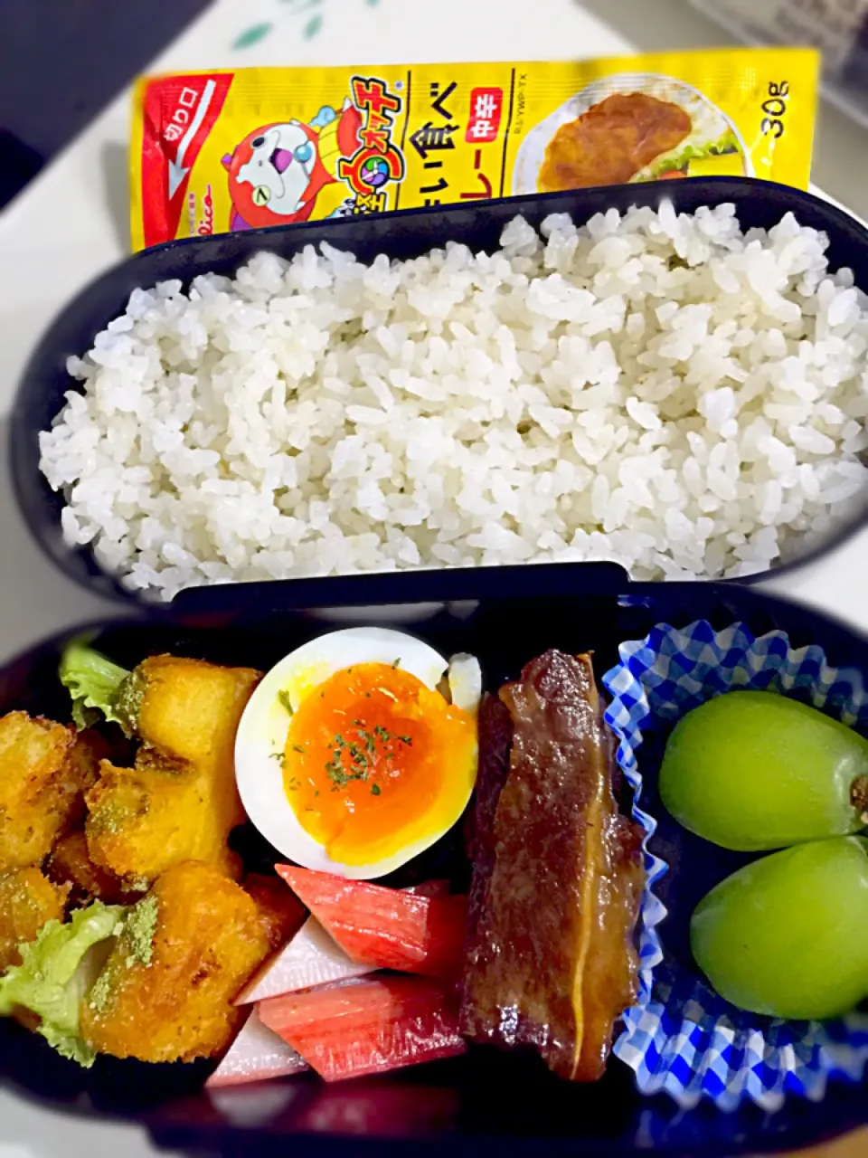 子供お弁当🍱  甘辛焼肉  アルファベットポテトフライ  半熟卵  カニ蒲鉾  ロザリアブランコ葡萄  ちょい食べカレー|ch＊K*∀o(^^*)♪さん