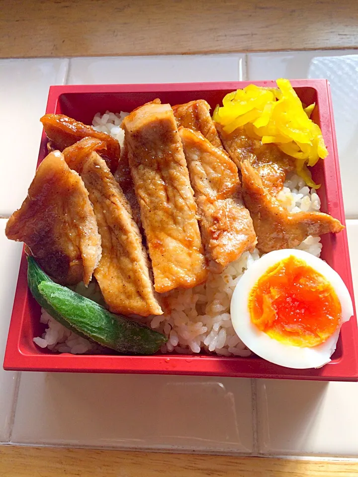 Snapdishの料理写真:豚ロース二枚どーん！弁当(´◡`๑)|cotocotoさん