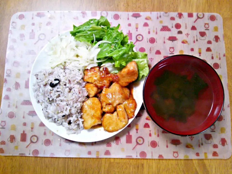 ９月８日 鶏の照り焼き 玉ねぎサラダ リーフサラダ わかめのお吸い物|いもこ。さん