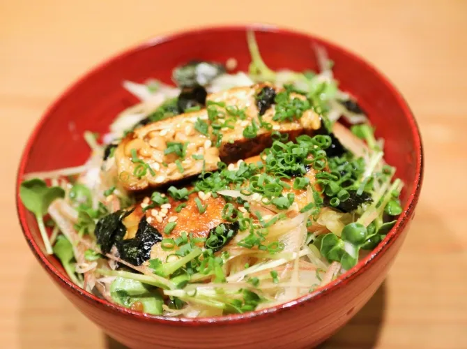 こんがり油揚げ納豆丼　昆布ぽん酢風味， #シェフごはん|シェフごはんさん