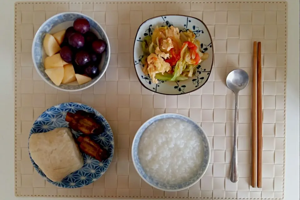 Breakfast: congee, steamed bun, stewed pork ribs, fried vegetables, apple & grape.|Liciaさん