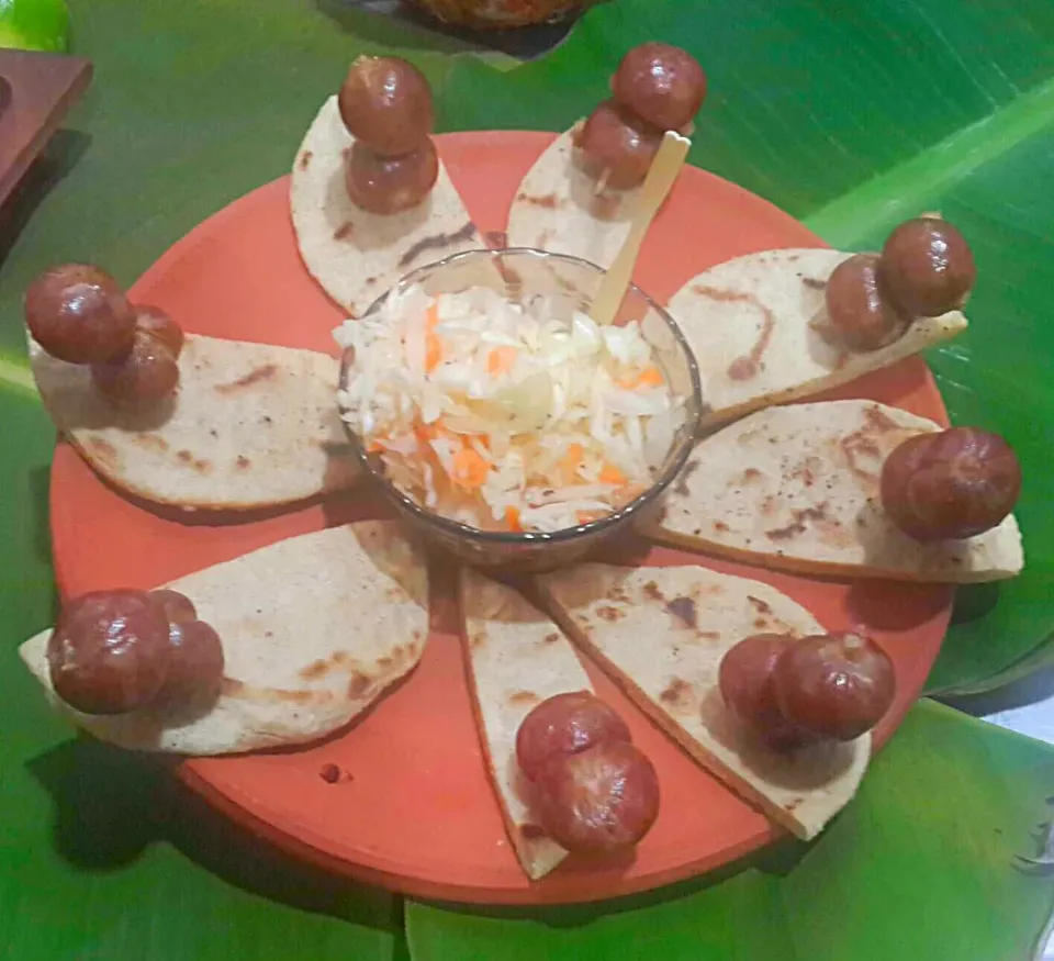 salvadorean dish "butifarras, tortilla frita y curtido"|claudia de cordovaさん