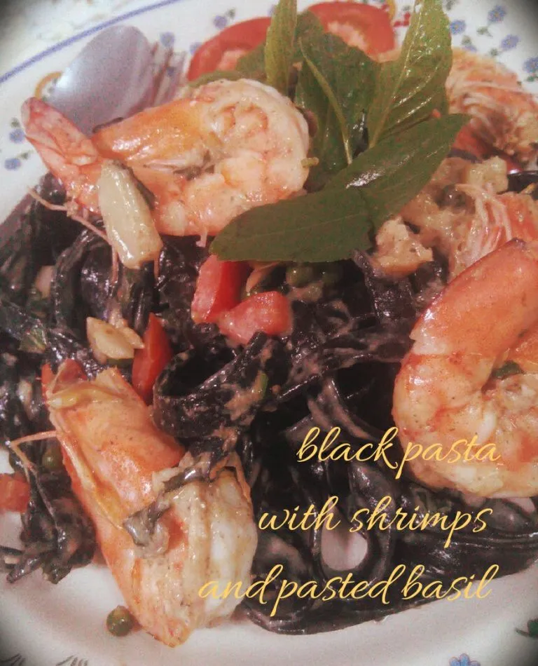 black pasta with shrimps in basil sauce&garlic|Bnaiiさん