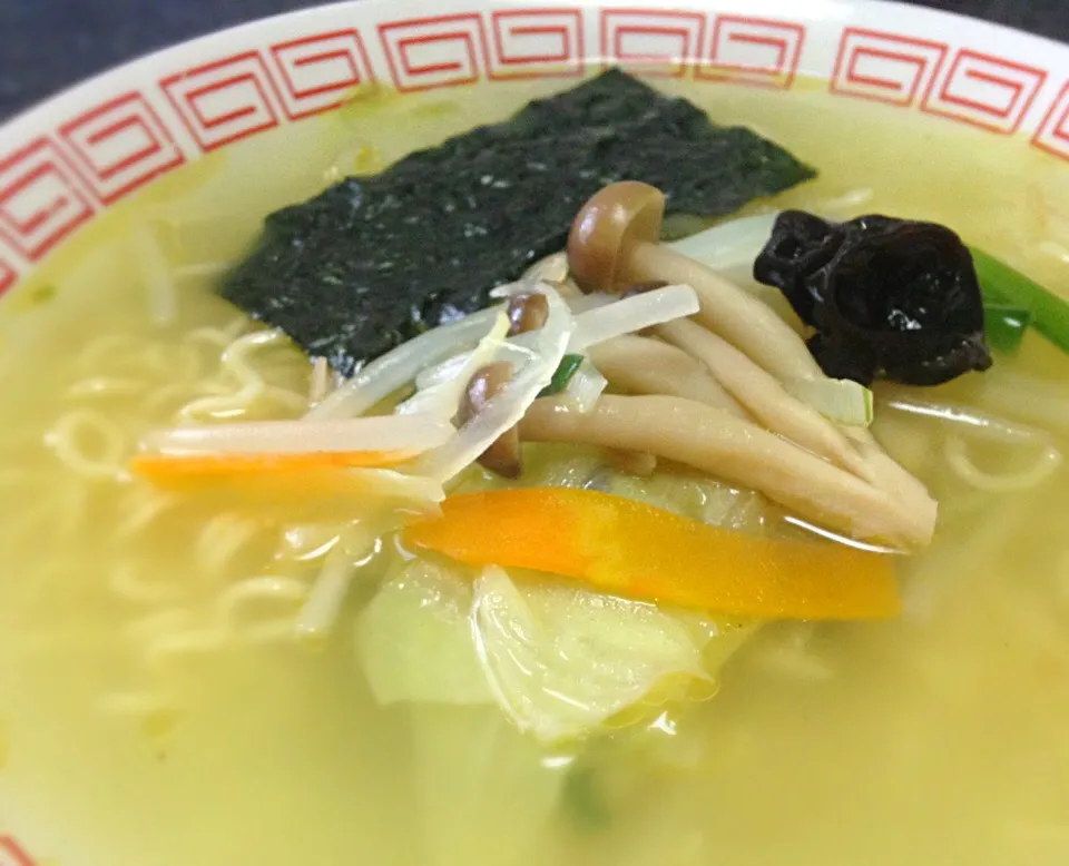 単身赴任の昼ごはん 塩ラーメン|ぽんたさん