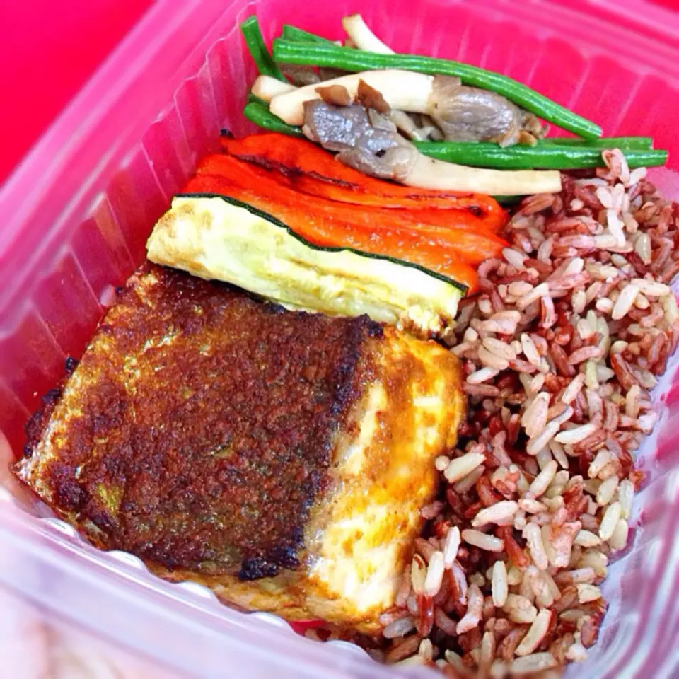 Bento of crispy-skin grilled curry salmon, grilled zucchini & red pepper, stirfried French beans with oyster mushrooms, brown rice|coxiella24さん