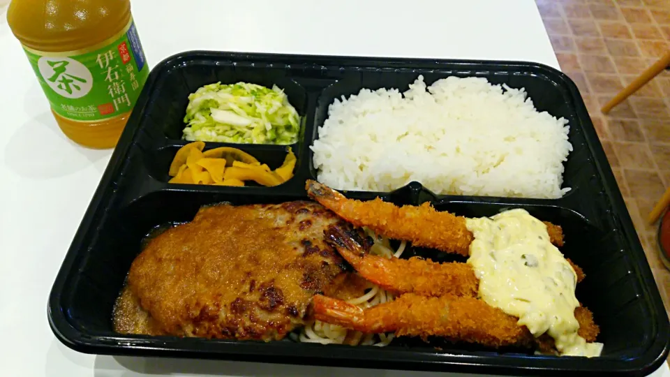 Snapdishの料理写真:お昼ごはんは、ハンバーグエビフライ弁当～🎵|☆Yumi☆さん