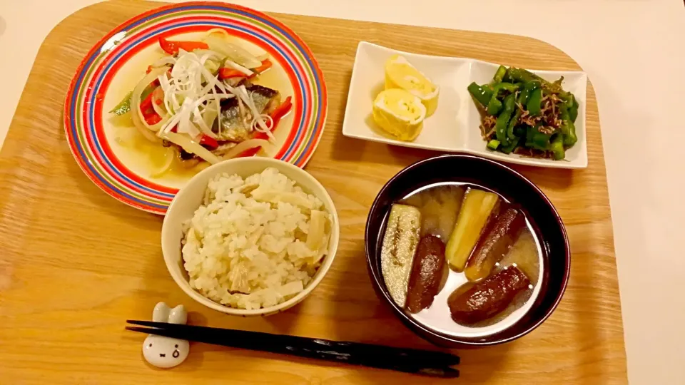 Snapdishの料理写真:今日の夕食 さんまの南蛮漬け、ピーマンとじゃこの炒め物、だし巻き玉子、エリンギの炊き込みご飯、なすの味噌汁|pinknari🐰🌈さん