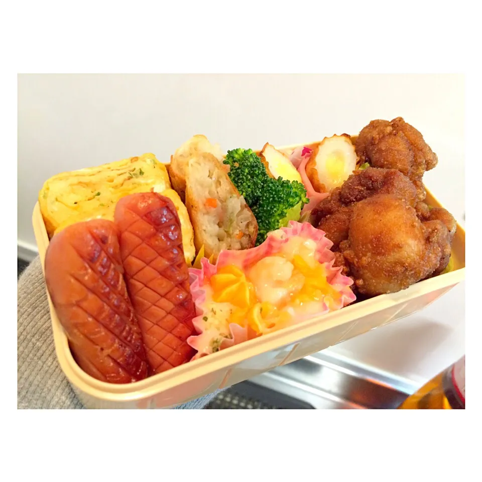 今日の妹弁当。
・ネギ入りの出し巻き卵
・ウインナー
・春巻き
・唐揚げ
・ブロッコリー
・エビグラタン
・ちーちく|エリカさん