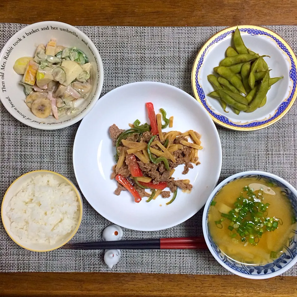 27.9.18 青椒肉絲、りんごバナナサラダ、枝豆、大根と油揚げの味噌汁、ご飯|ponhoppelさん