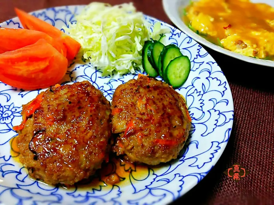 Snapdishの料理写真:りえぞ～しゃんのゴボウバーグ .•*¨*•.¸¸♬
豆腐と納豆のオムレツも.•*¨*•.¸¸♪|真希さん