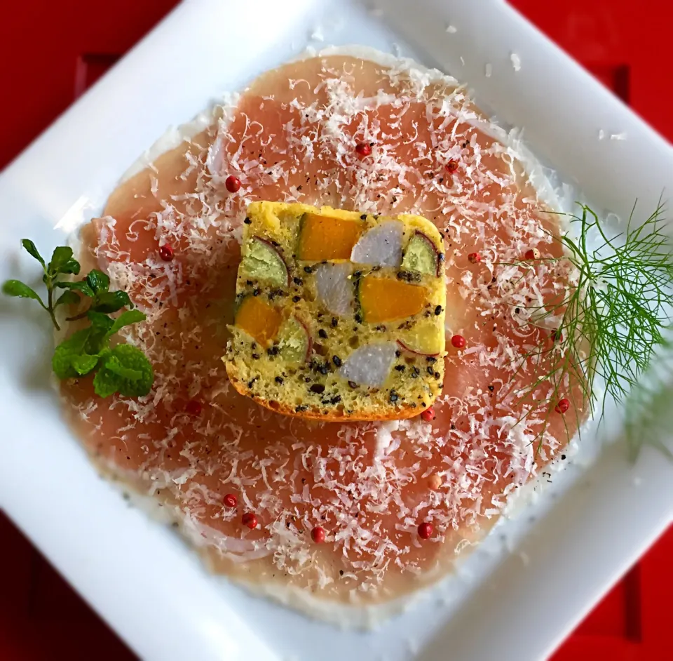 秋野菜のケークサレと生ハムの前菜🍠🎃パルメジャーノをかけて|もとぱんさん