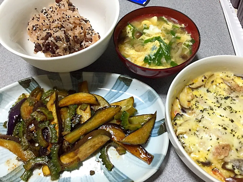 手作り赤飯、茄子ゴーヤ生姜炒め、茄子トマト椎茸チーズ蒸し野菜、しめじ玉子ニラ味噌汁|ms903さん