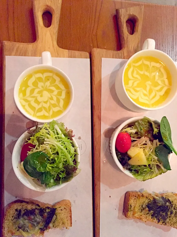 Creamy corn soup, tropical salad & fresh basil roasted toast|Sky Blueさん