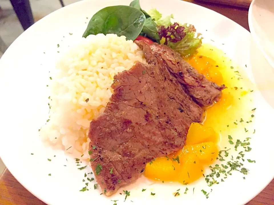 Pan-fried beef tenderloin / mango dressing / orange jam / rice|Sky Blueさん