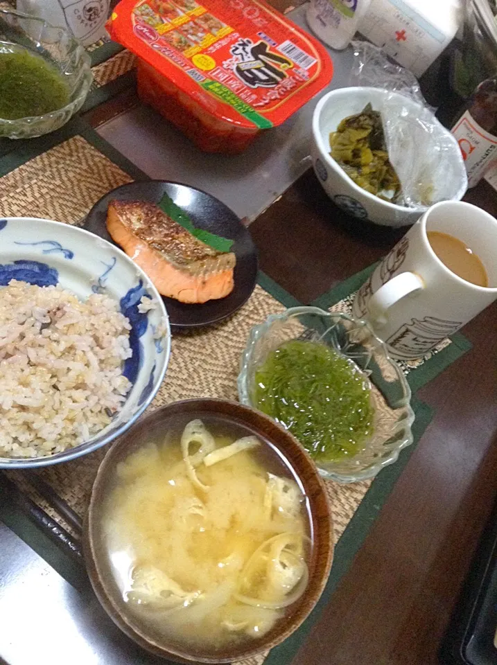 鮭の味噌漬け＆めかぶ＆玉ねぎの味噌汁|まぐろさん