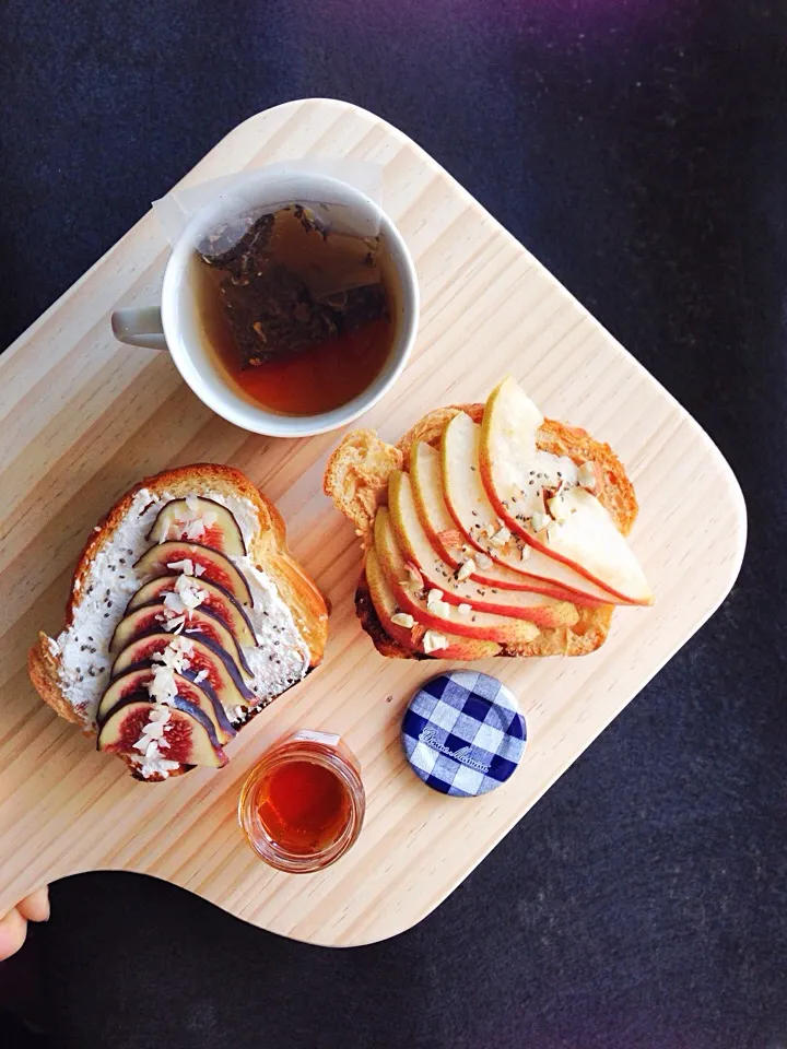 Brioche toast with 1)ricotta cheese, fresh figs, coconut flakes & chia seeds 2)peanut butter, Blush pear, chopped almonds & chia seeds. Honey & Earl Grey tea on|coxiella24さん