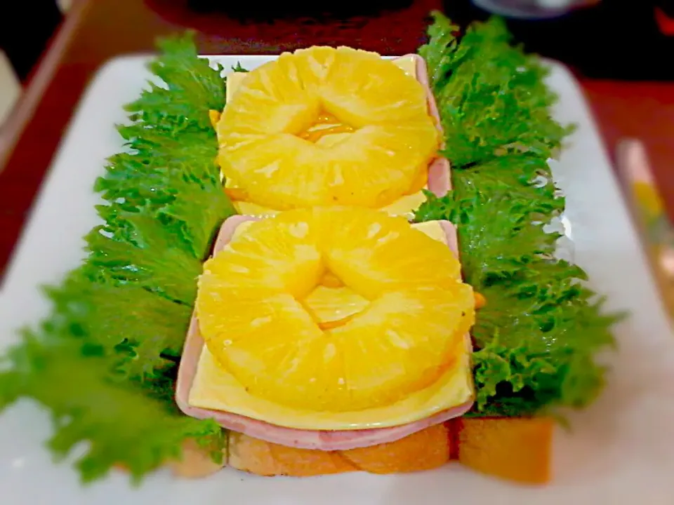 Snapdishの料理写真:(Hawaiian) Pineapple Ham and Cheese  Sandwiches ✔|🌼 Pooja's Kitchenette 🌼さん