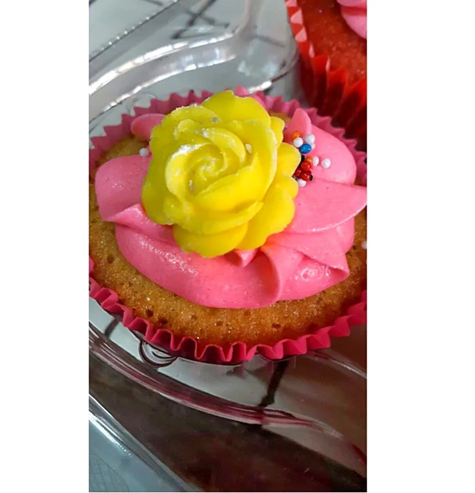 Pretty in pink 💕Cupcakes|bukky danielsさん