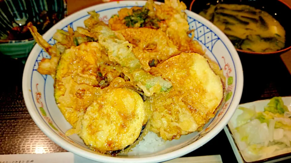 海老、かき揚げ、野菜の天丼|佐藤さん