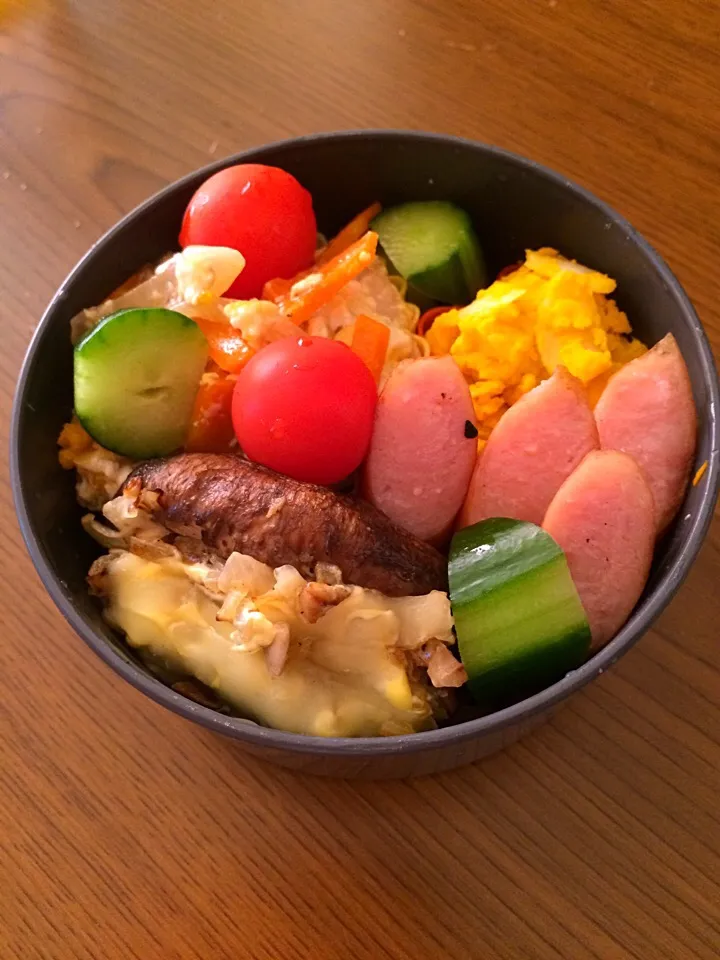 Snapdishの料理写真:H27.9.19お弁当✩⃛
しいたけの玉ねぎのマヨ焼き！
ウインナー！
かぼちゃとアーモンドサラダ！
親子煮！|なっちゃんさん