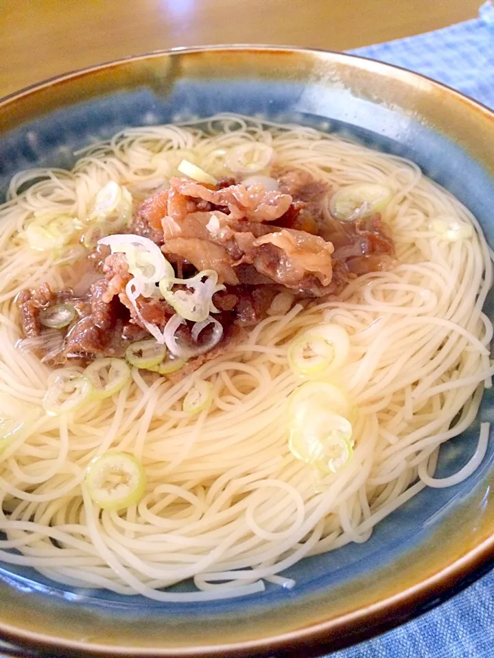 肉のせにゅうめんでランチ🍜🍜|かずみさん