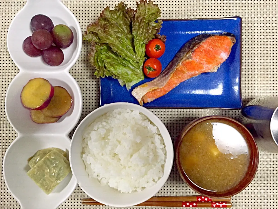 ＊鮭の塩焼き＊豆腐ととろろ昆布の味噌汁＊生姜はんぺん＊さつまいもの甘露煮＊ブドウ💗|あゆかさん