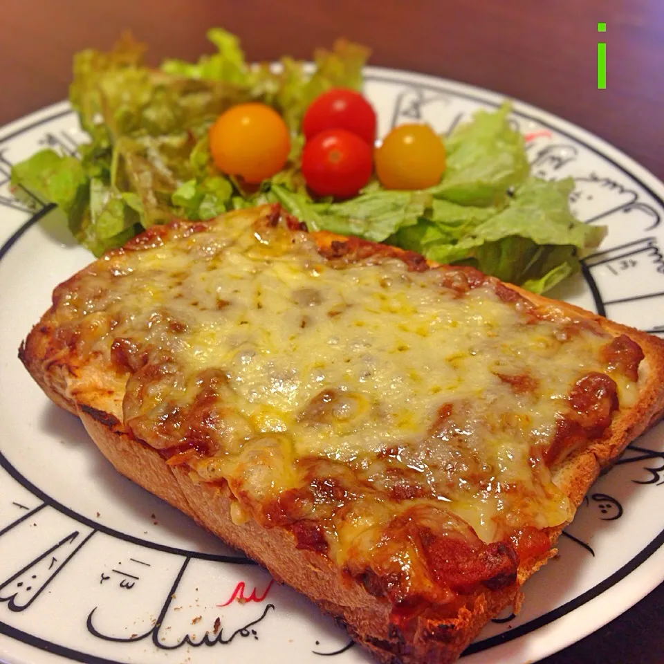 Snapdishの料理写真:オープンカレーパン 👈ゆりえさんのキーマカレーをリメイク❗️ Keema Curry Cheese Toast|izoomさん