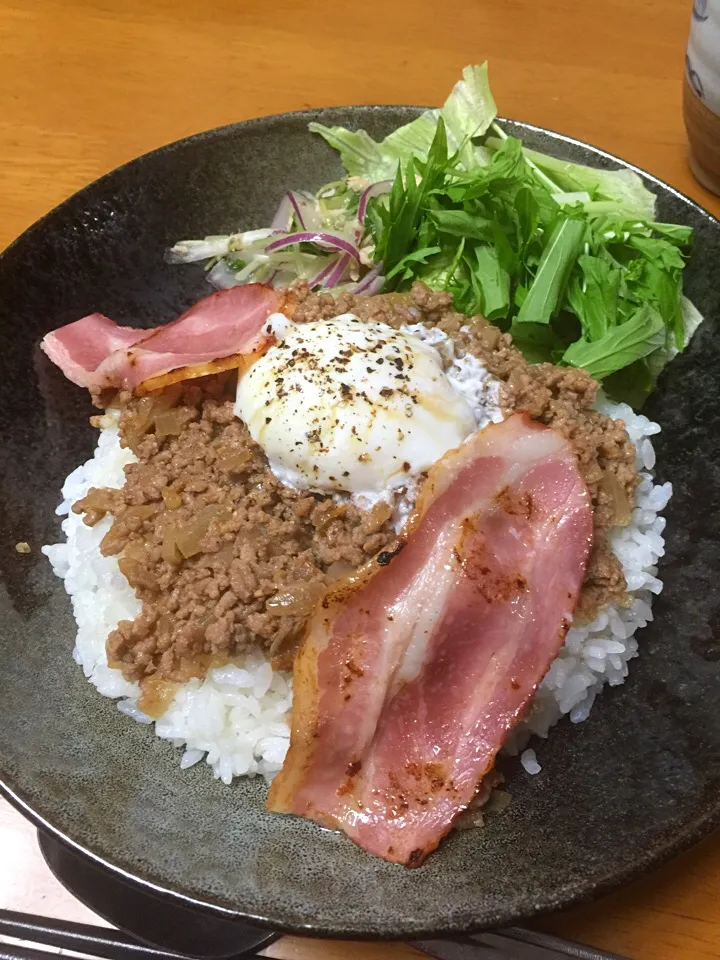 肉味噌ベーコン温玉のせプレート|Kenichi Haradaさん