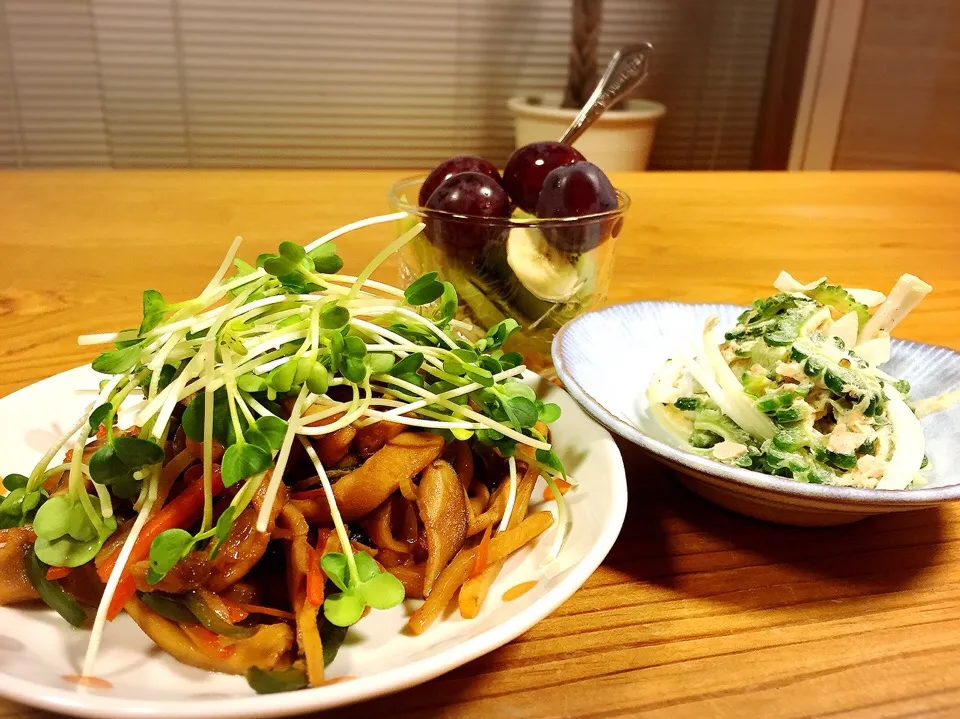 お肉の変わりに高野豆腐を使った青椒肉絲。ゴーヤとシーチキンのサラダ。バナナ、キウイ、ぶどう、蜂蜜、ホワイトキュラソーのデザート|pepiさん