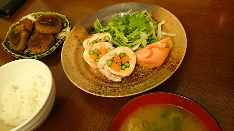 Snapdishの料理写真:アスパラと人参の鶏肉ロール、付け合わせ野菜、お味噌汁、南瓜団子|アンジェさん