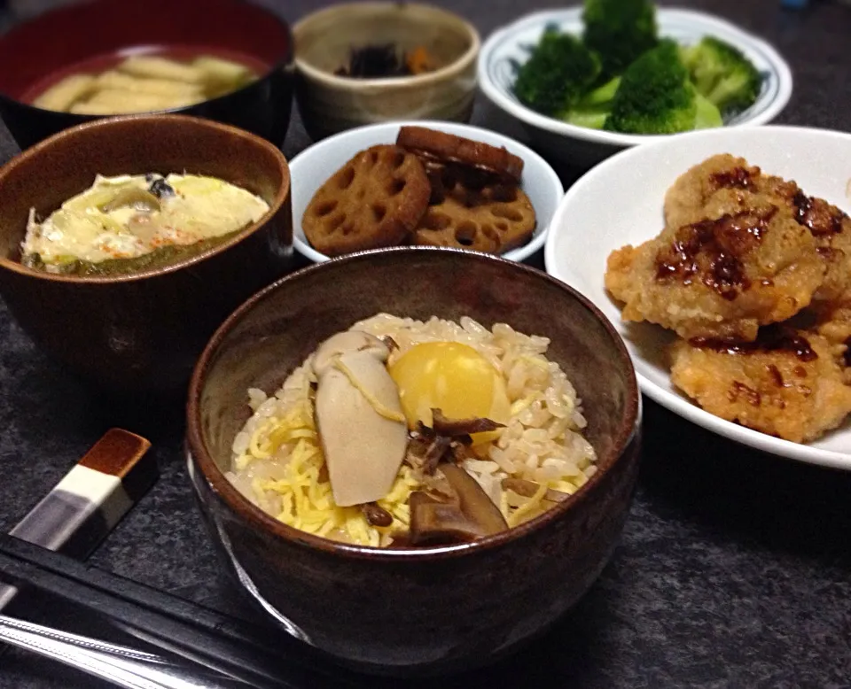 晩ごはん   茶飯 松茸 栗 錦糸卵  鶏唐揚げ甘味噌  明太子入り茶碗蒸し  蓮根のソースきんぴら ひじきの酢の物 ブロッコリーラー油マヨネーズ ねぎとワカメの味噌汁|ぽんたさん