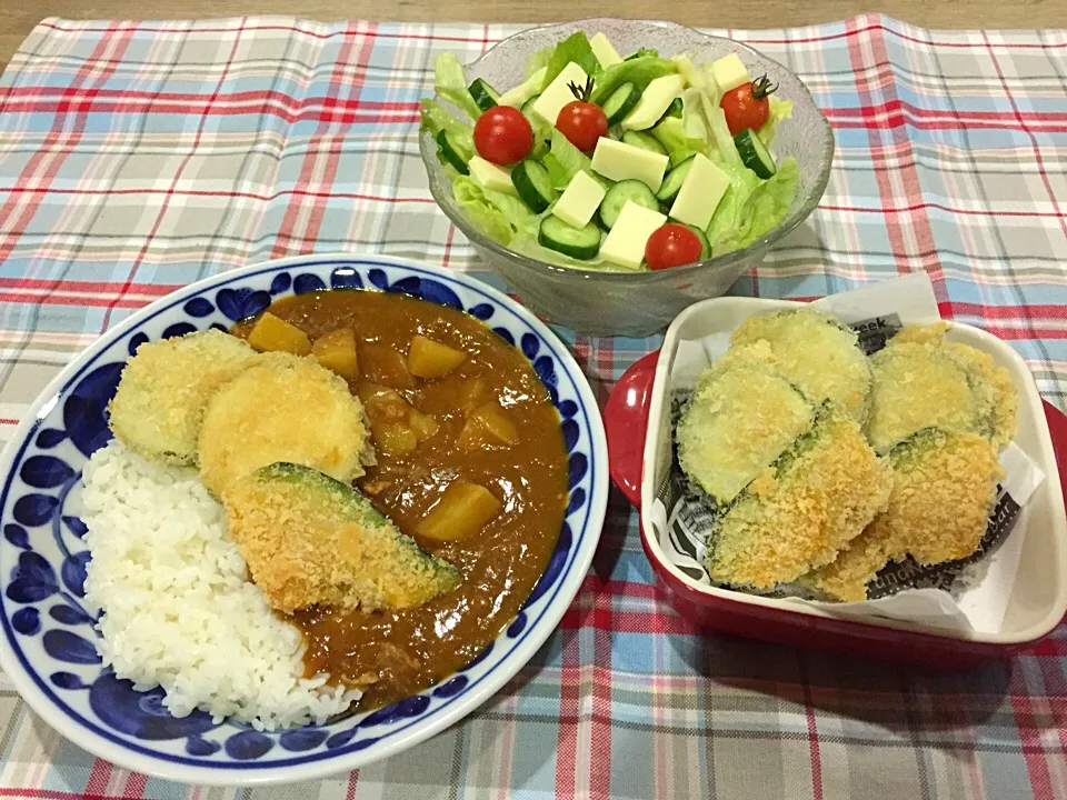 夏野菜フライのカレーライス・レタスとチーズのサラダ|まーままさん