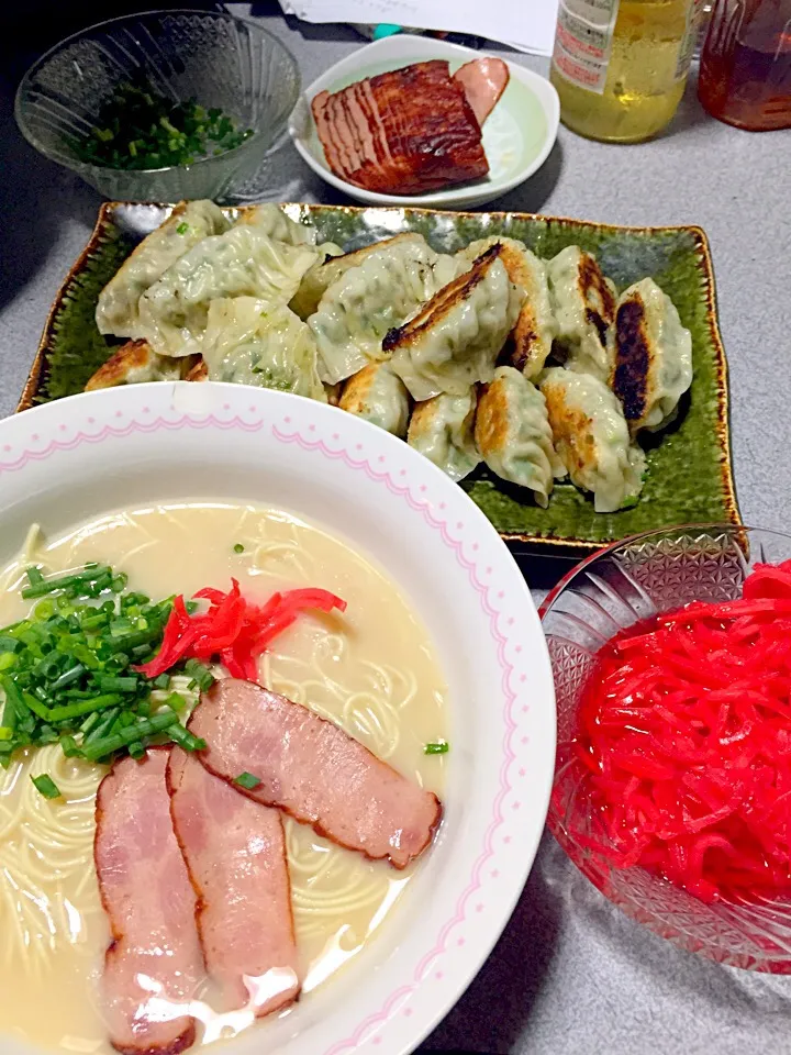 とんこつラーメン、手作り餃子。トッピングは紅生姜、チャーシュー、万能ネギ。赤飯も食べた。|ms903さん