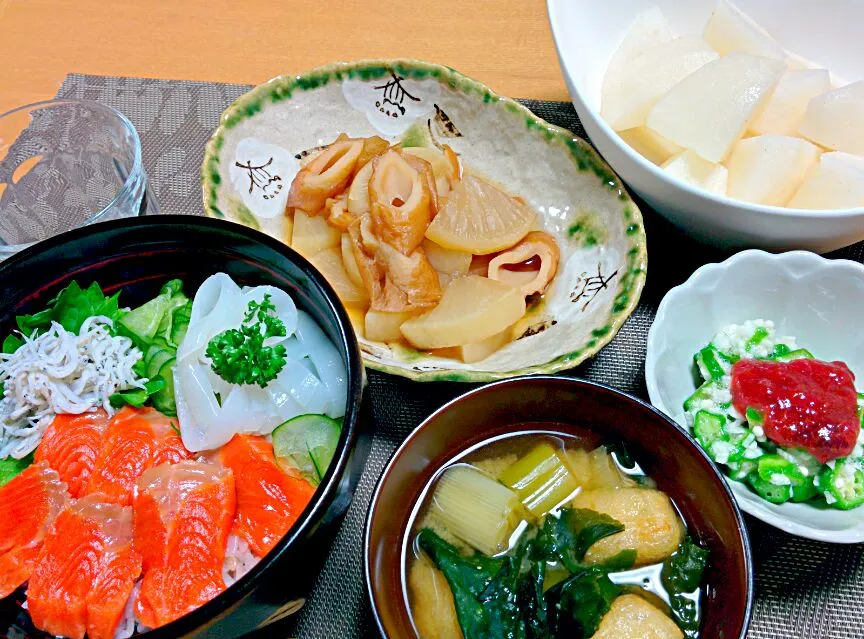 サーモン丼、大根と竹輪の煮物、山芋オクラ・梅と木苺ジャムの和えだれ|ねむねこさん