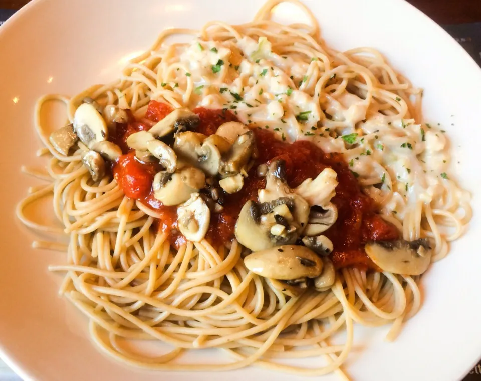 Spaghetti with clam sauce and mushroom sauce from Old Spaghetti Factory|sooprcoolchicaさん