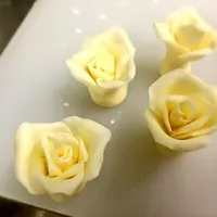 Snapdishの料理写真:プラチョコでバラ🌹|しろくまさん