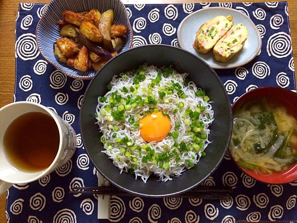 9/19晩御飯
しらす丼 さつま揚げと茄子のカレー炒め 卵焼き 玉ねぎと小松菜の味噌汁|sayakaさん