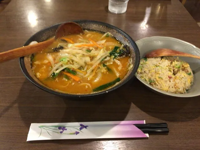 Snapdishの料理写真:味噌ラーメン&半炒飯|おっちさん